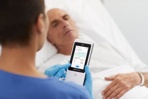 A nurse is reading the temperature of a patient using the STEADYTEMP®app.